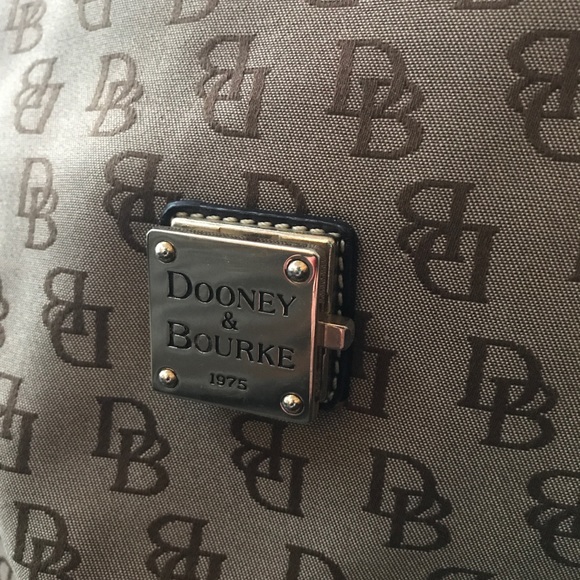 Dooney & Bourke shoulder bag- awesome shape - Picture 2 of 6